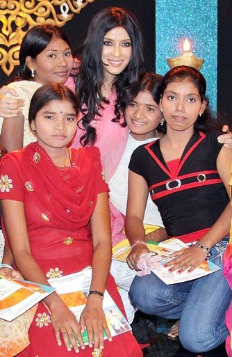 Nandana Dev Sen with girls at the Navjyoti Adolescent Empowerment Awards, UNICEF